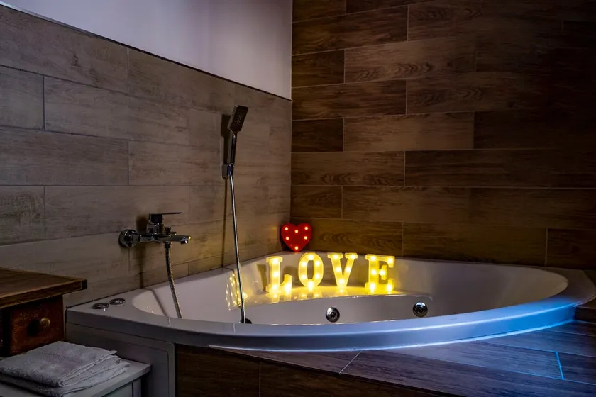 Suite with hot tub and chromotherapy - Image 1