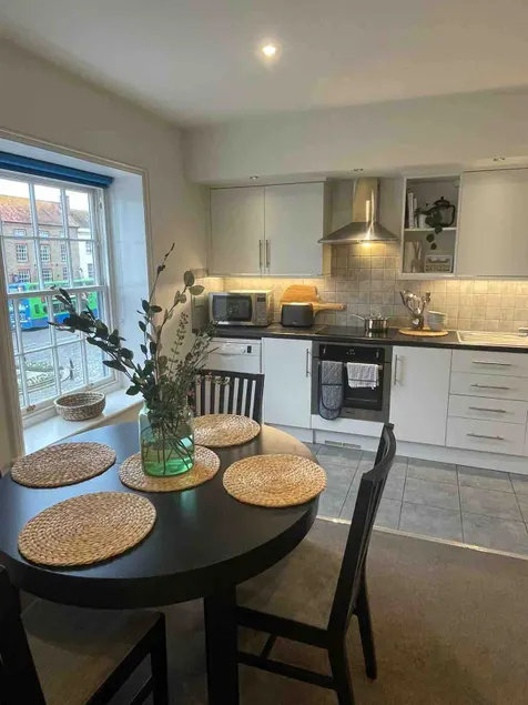 Town centre apartment with parking - Image 1