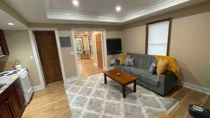 Charming one bedroom apartment on the lake flower! - Image 1