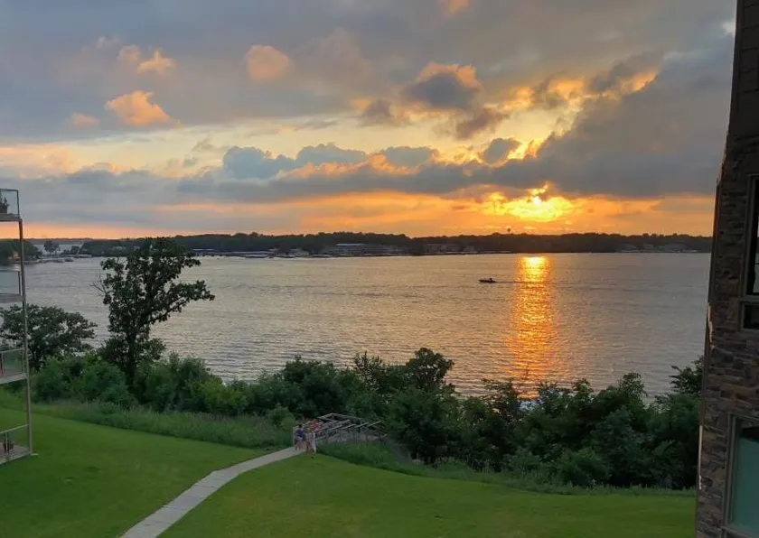 RARE Bridges Bay POOLSIDE condo with LAKE VIEW! - Sleeps 8 - Image 1