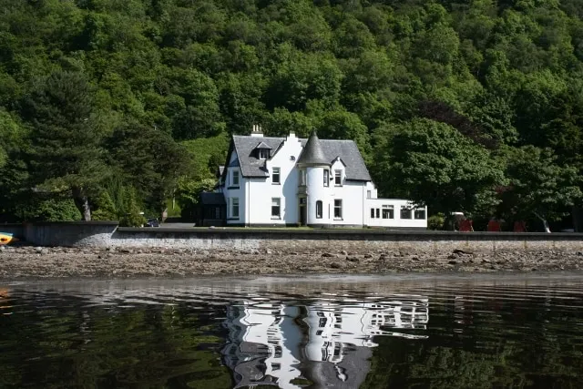 Scottish lochside self-catering with stunning view - Image 1