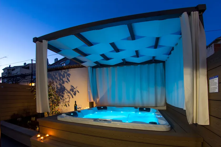 Modern & Cosy with Hot Tub - Image 1