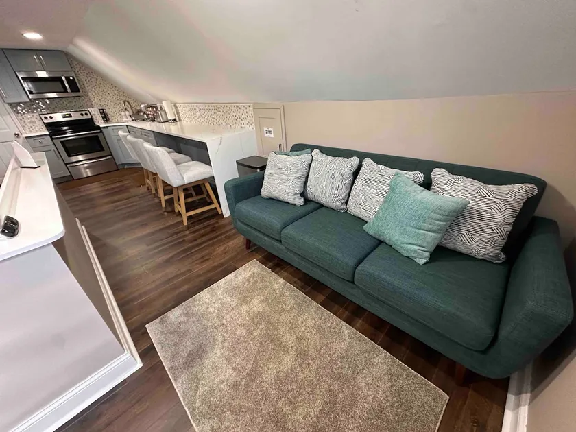 Vibrant 2BR Apt 8 min to JFK & 5 min to Mall. - Image 1