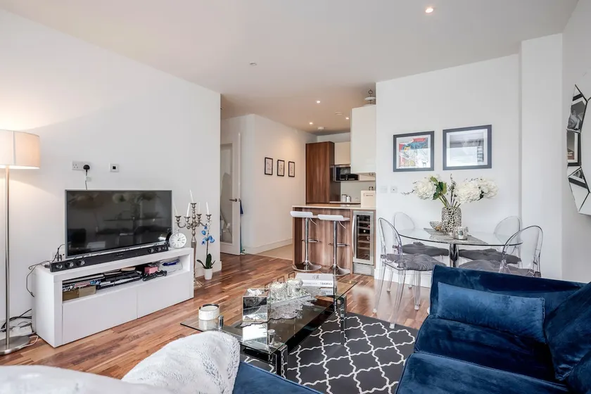 Battersea Reach Luxury Riverside Apartment - Image 1