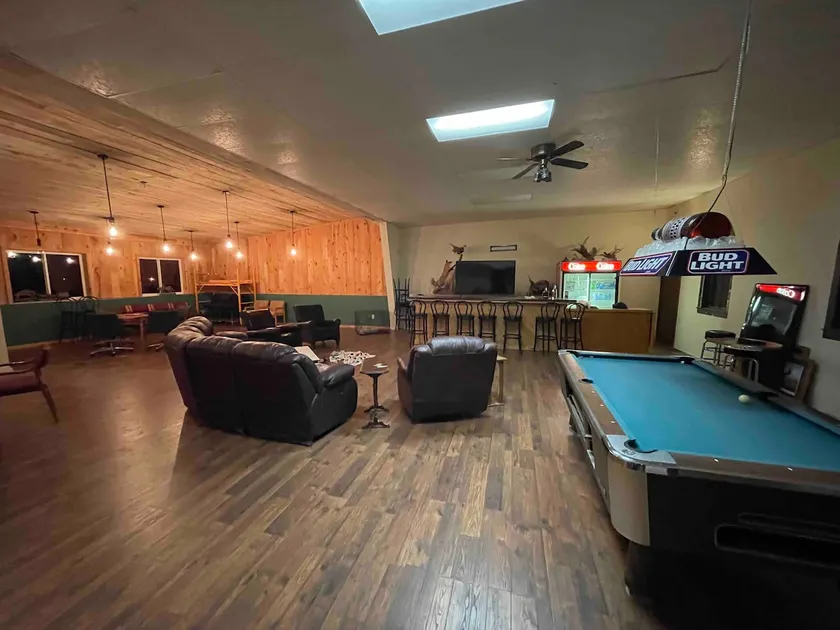 Fun lodge in Central South Dakota with 8 bedrooms. - Image 1