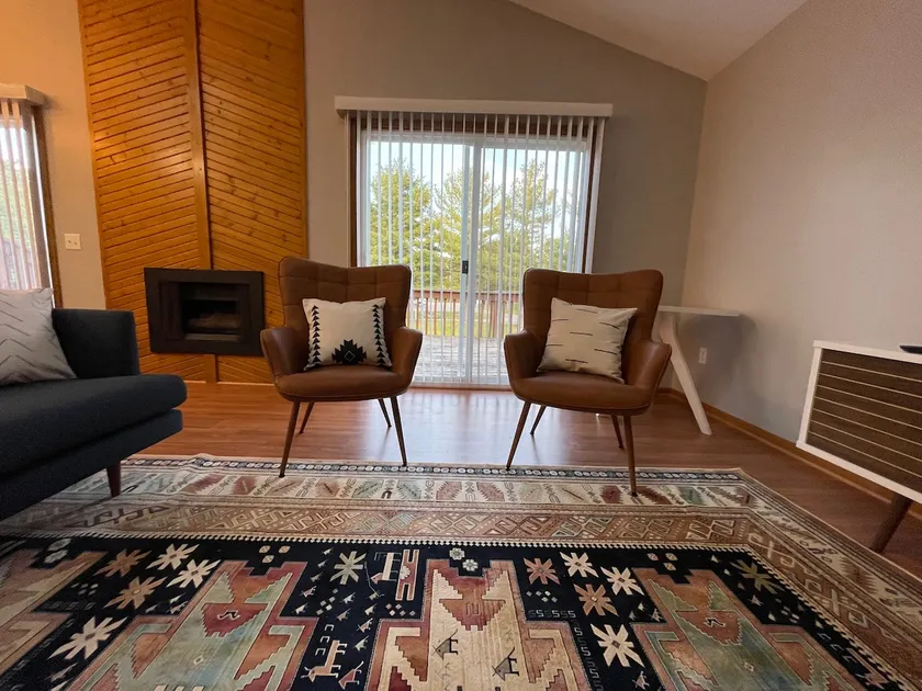 Modern home with room for all & large yard! - Image 1