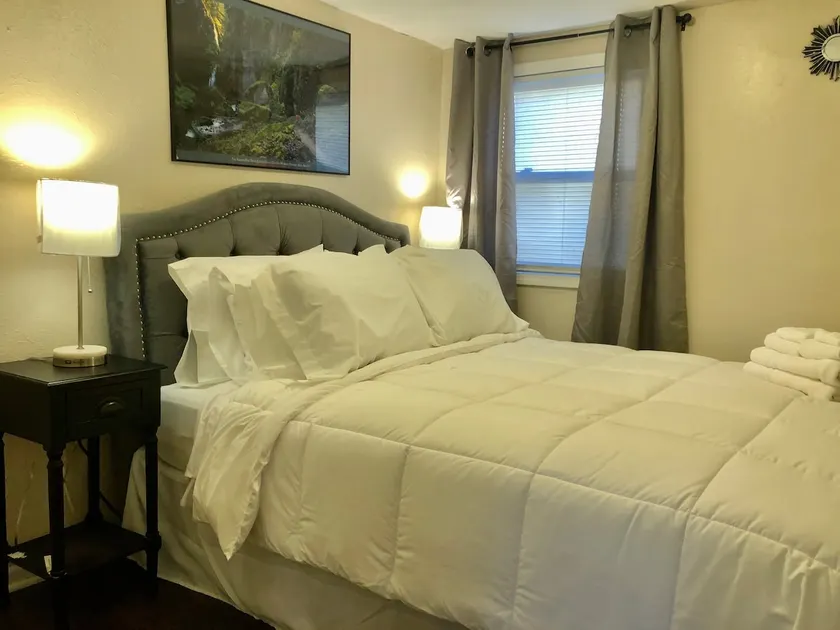 *Ideal* 2 BR 1 BA w/ Convenient Location - Image 1