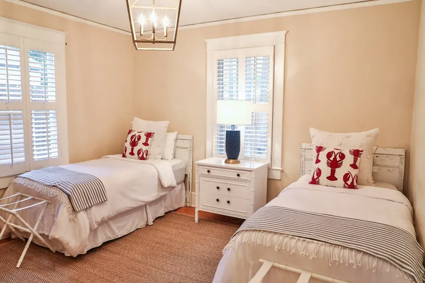 Bella Grace Cottage- Clean, Comfy & Available Now - Image 1