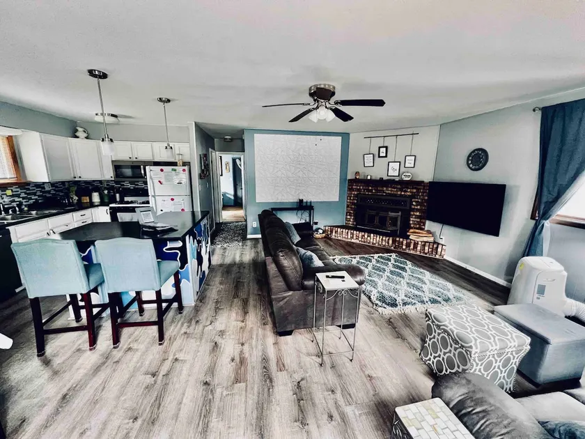 Cozy 2 bedroom house easy access to trails and 2 private beaches! - Image 1