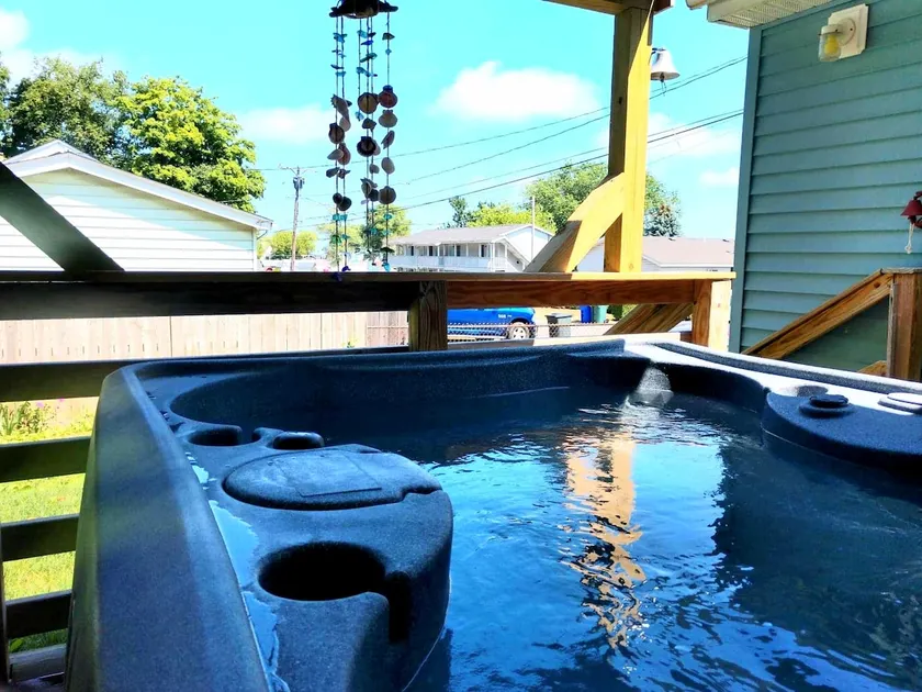 Lakeview Cottage with Hot Tub, BBQ and Fire Pit! - Image 1