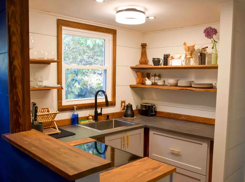 Peaceful apartment on 3.5 acres w/ Artist studio. - Image 1