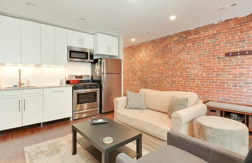 Charming flat & fireplace near Convention Center - Image 1