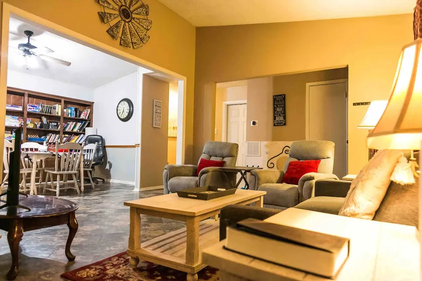 Happy Cheerful Cozy Family Home - Image 1