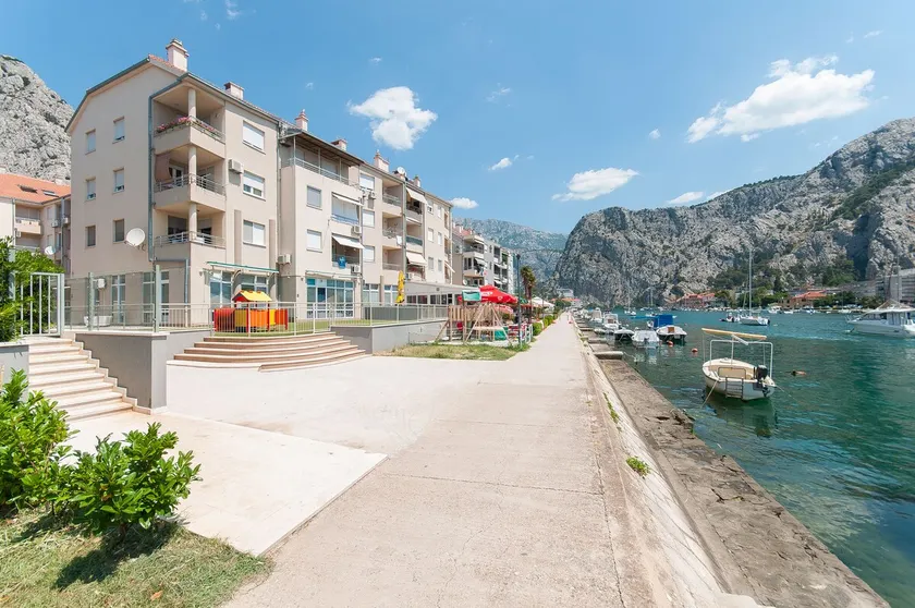Modern new flat for 4 + 2 person near city center - Image 1