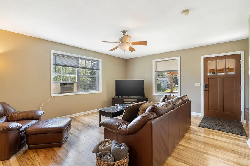 Open Concept /Spacious/ Private /Modern /Hardwoods - Image 1