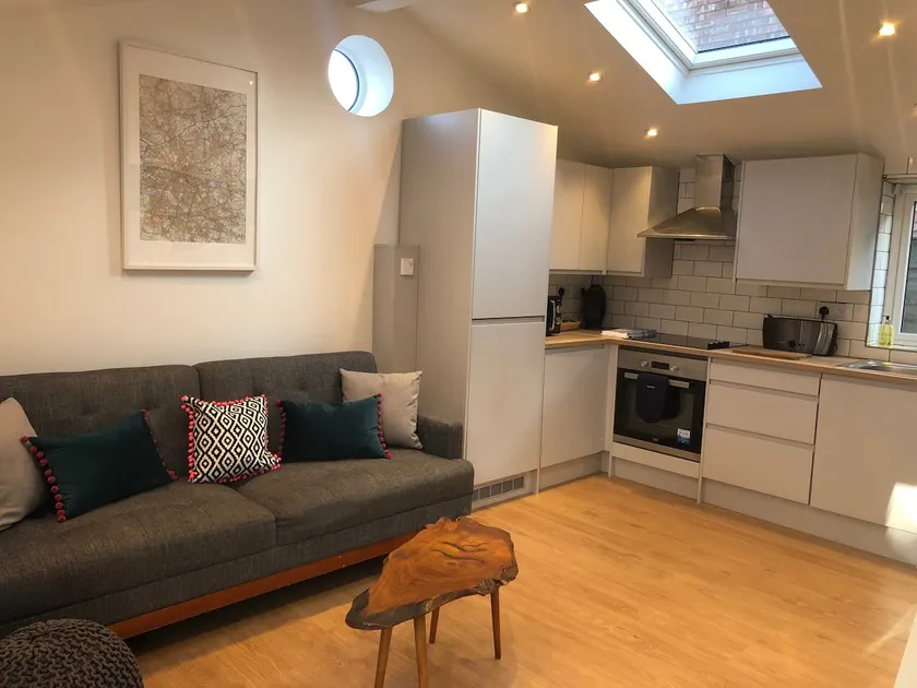 Cosy 1 bed perfect for airport & city transport - Image 1