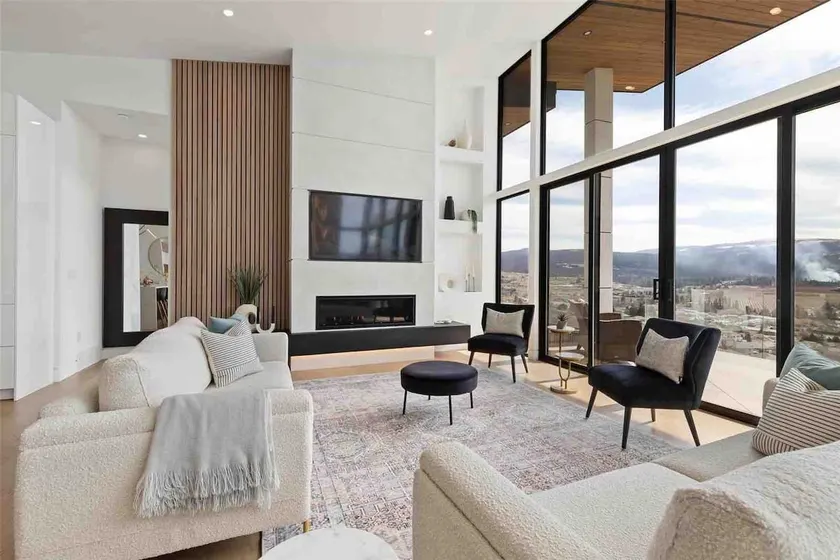 Luxury home in Kelowna - Image 1