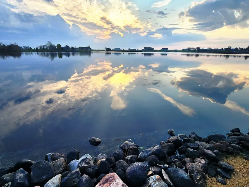 Beautiful Lake Front Home - Image 1