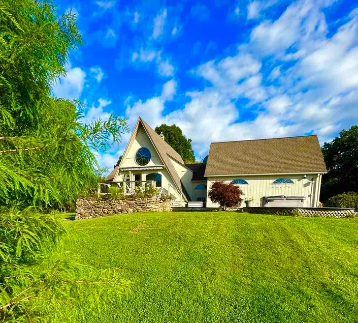 20 Acre A-Frame With Hot Tub, Barn & Creek - Image 1