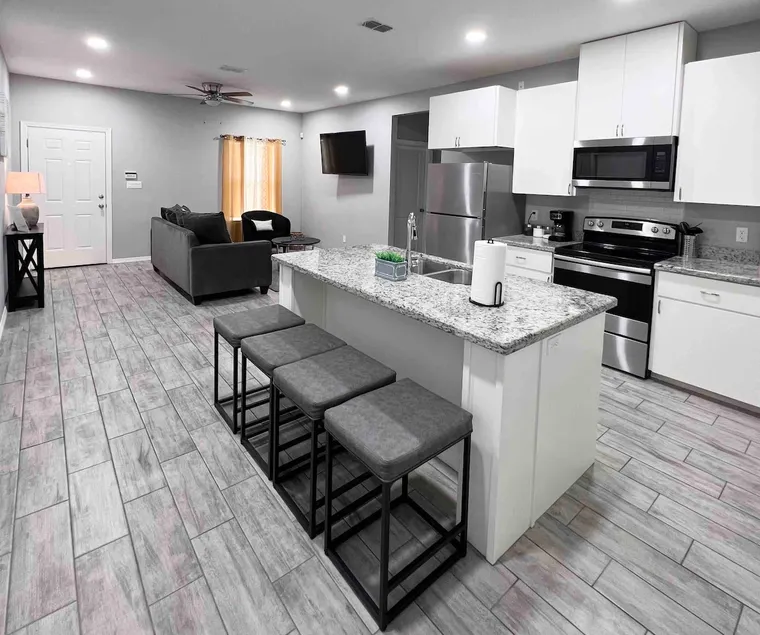 Clean 3BR 2BTH | Near Shops | Fast WIFI - Image 1