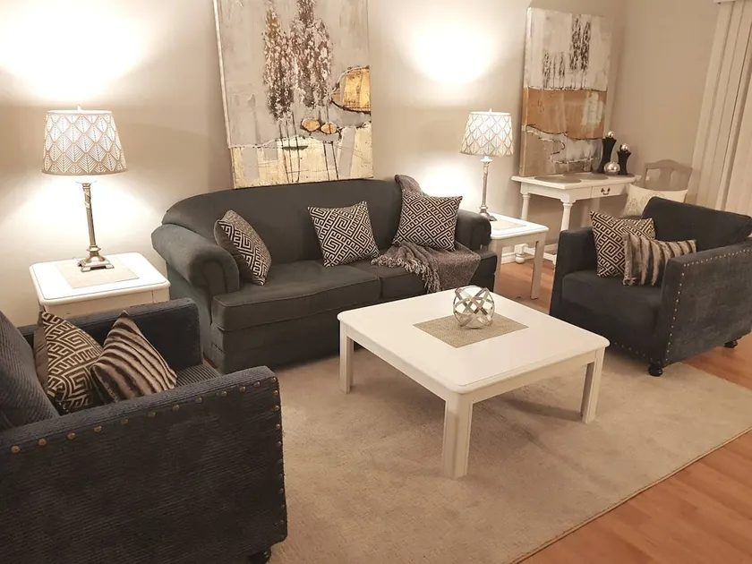 Sarnia Central Six - BIG 6 BR 2 BA - patio and BBQ - Image 1