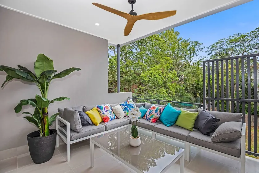 Park Avenue Luxe Chic Townhouse Sleeps 9, Carpark - Image 1