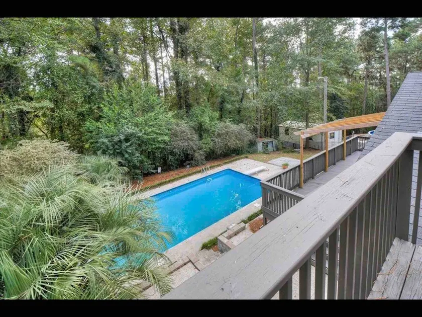 4 bedroom house with a swimming pool - Image 1