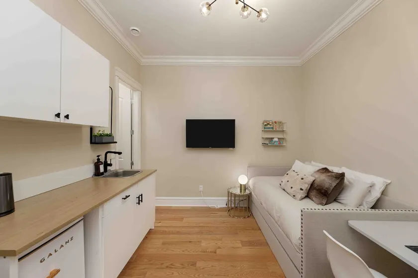 Private Suite · 10 Mins to YVR · Easy Access - Image 1