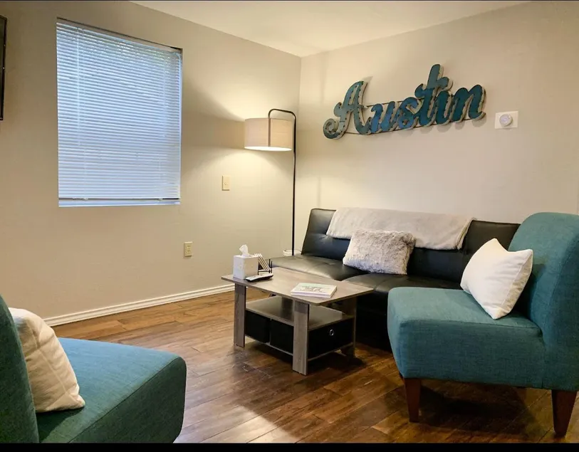 Adorable cozy 1 BR cottage centrally located with full kitchen - Image 1