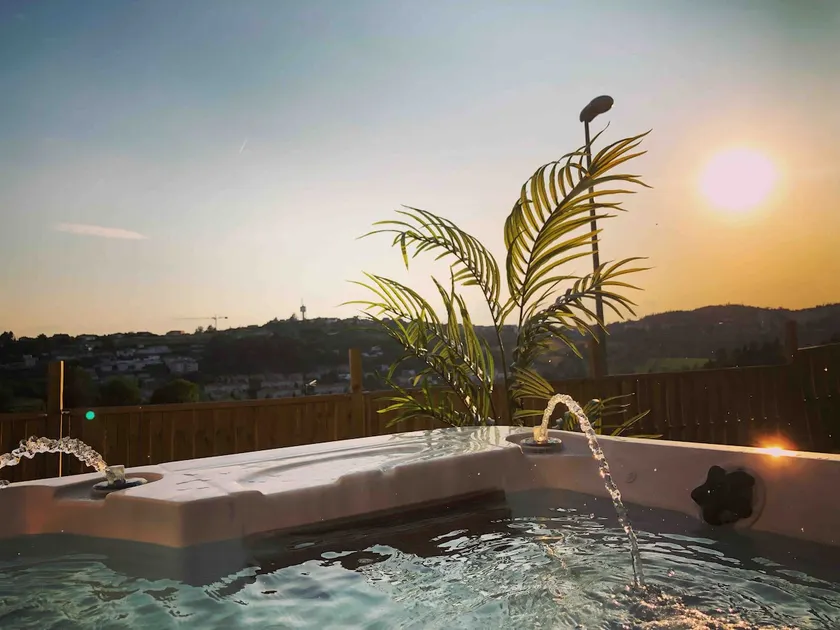 Spa house with private Jacuzzi and whirlpool bath overlooking the countryside - Image 1