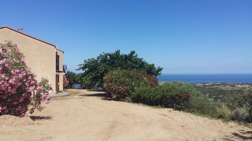 Quiet, comfortable accommodation with sea view - Image 1