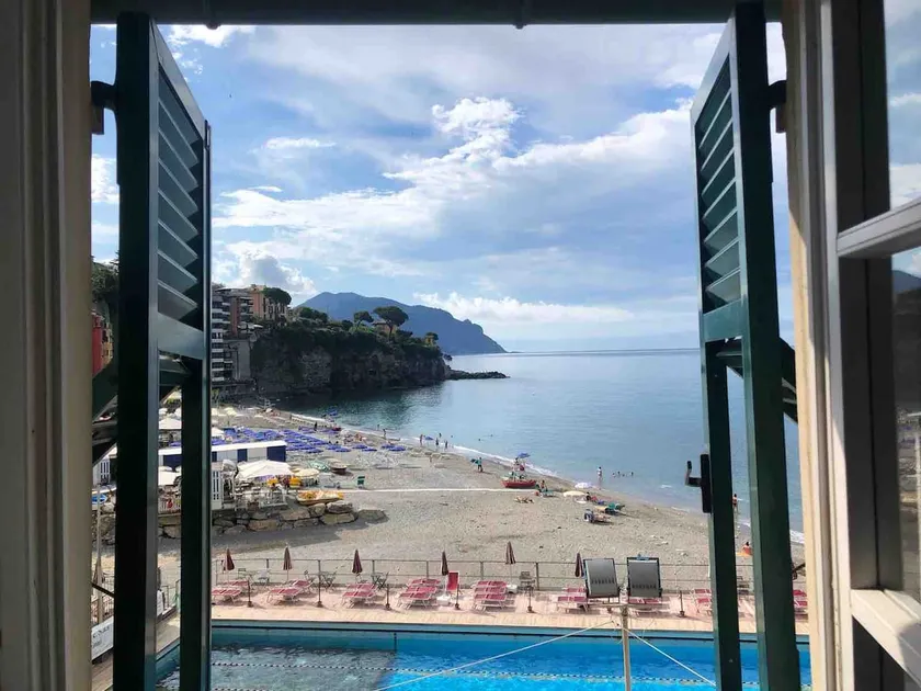 Window overlooking the sea - Image 1