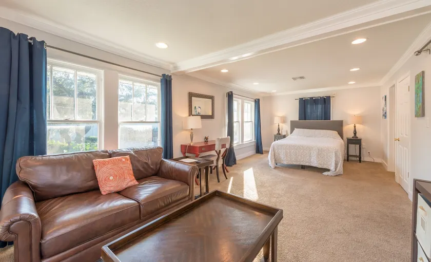 Downtown (Ivanhoe Village) Loft Apartment - Image 1