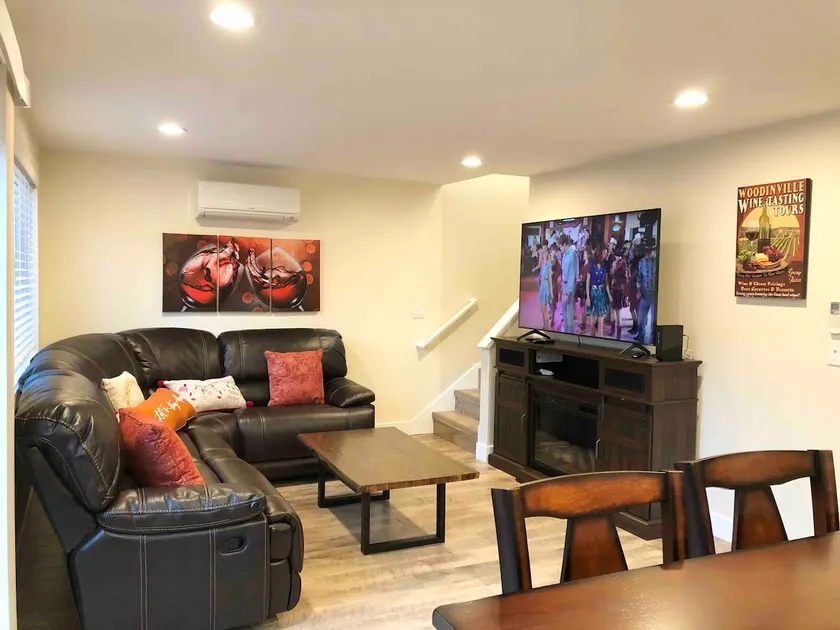Entire Semi-Detached Kirkland Townhome - Image 1