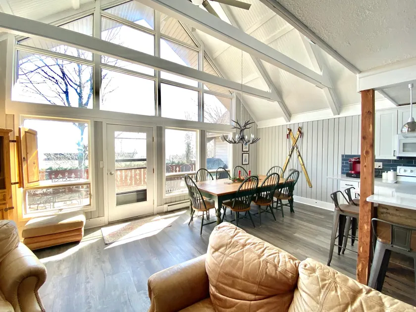 Cozy Charming Ski Chalet Sleeps 11 - Image 1