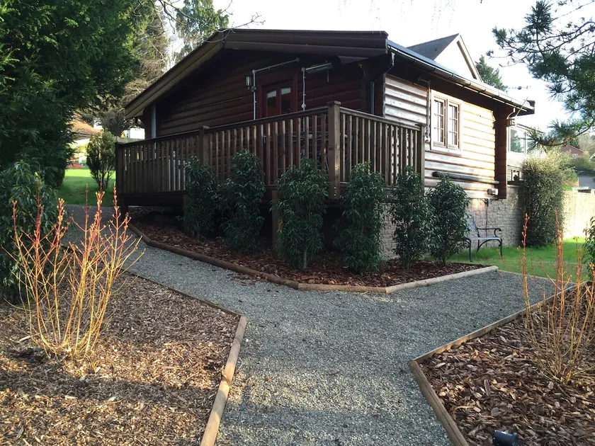 LARCHES LODGE Norwegian log cabin, wood stove & spa - Image 1