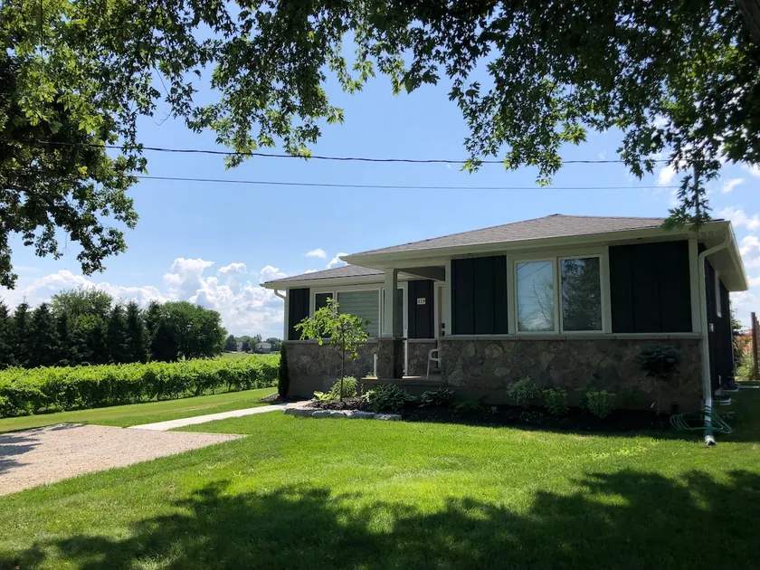 Enjoy a relaxing stay in Niagara Wine Country. - Image 1