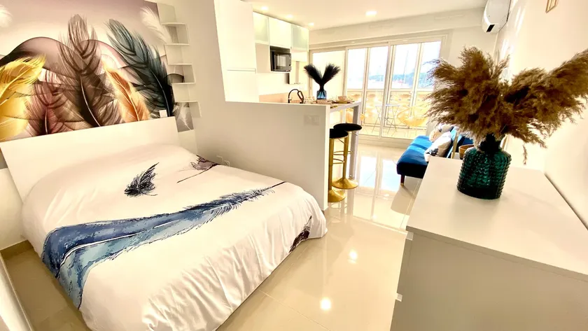 Port view, designer style and beach close by - Image 1