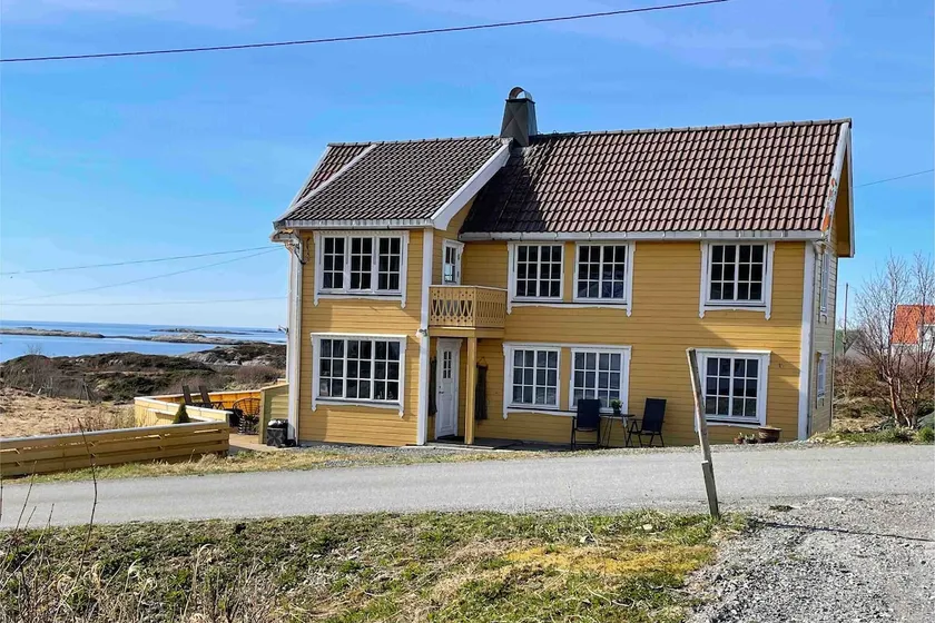 The cozy house by the sea - Image 1