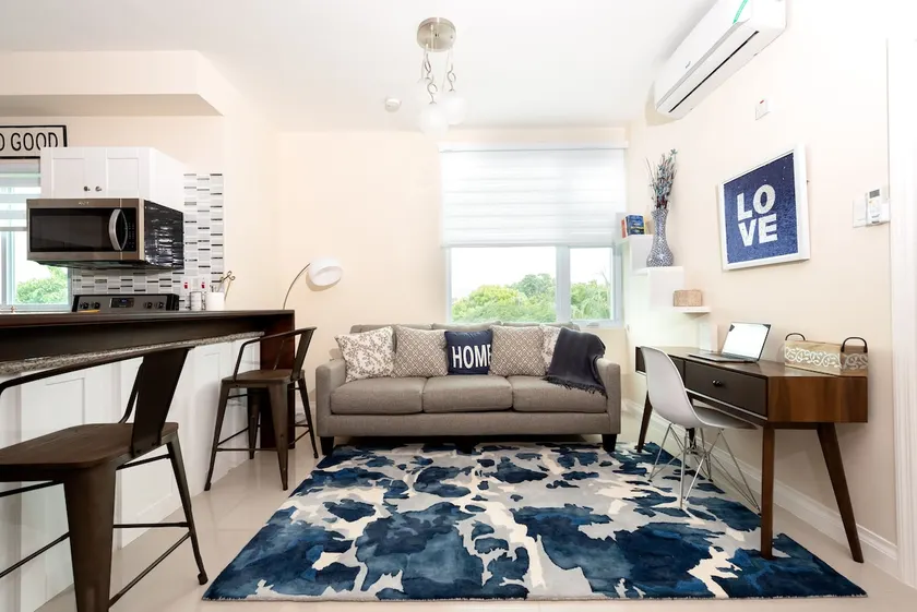 Kingbed-pool-AC-TVs-Wifi-views-balcony-city center - Image 1