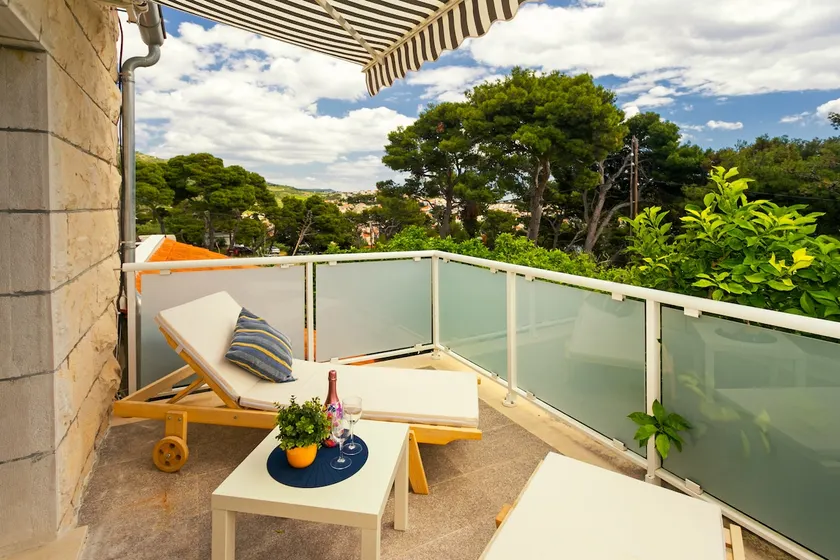 ASTONISHING TERRACE APARTMENT - Image 1