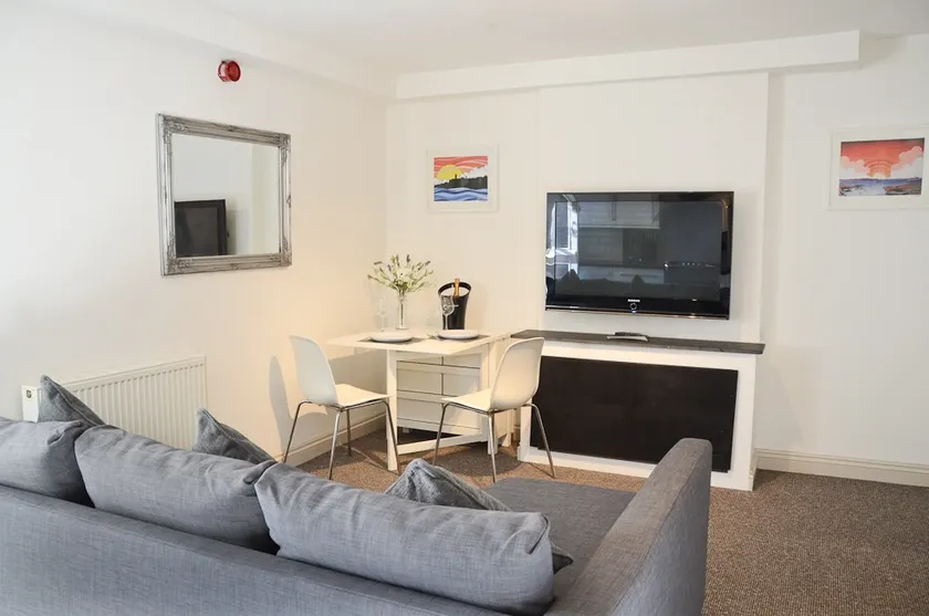 Modern 1 bedroom apartment close to Penzance town centre. - Image 1