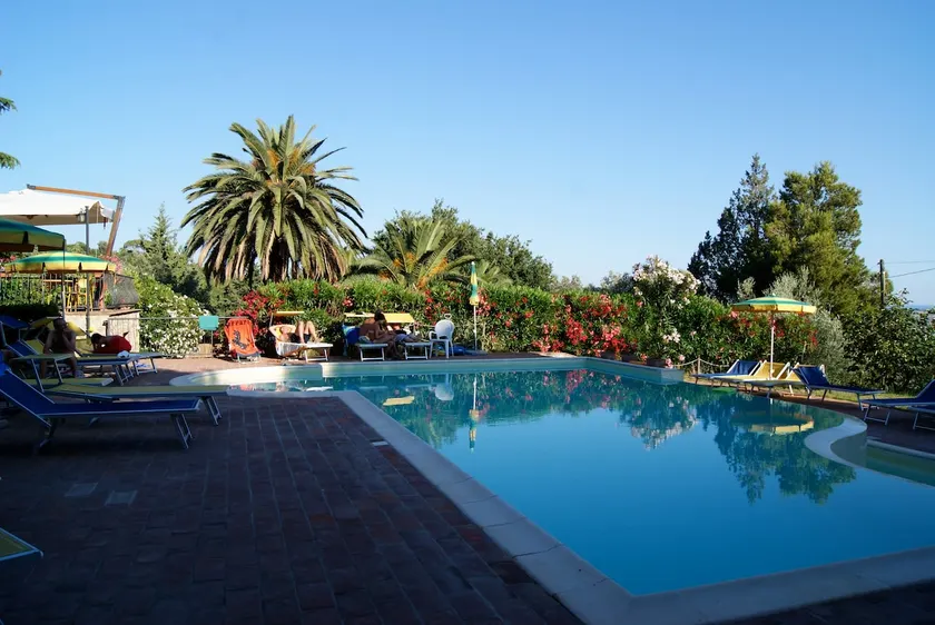 Two-room apartment between hills and sea with swimming pool - Image 1