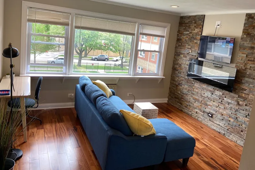 Newly updated 1BD/1B in Old Irving Chicago! - Image 1
