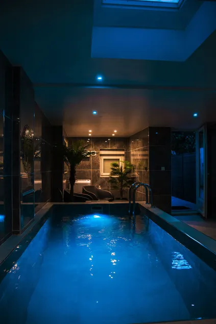 Apartment with pool, jacuzzi and sauna - Image 1