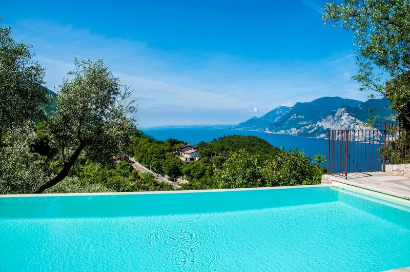 Open space house with pool, lake view and castle - Image 1