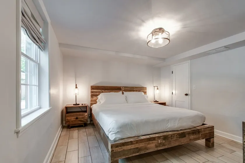 Modern. Minimalist. King Bed. Super Easy Parking. - Image 1