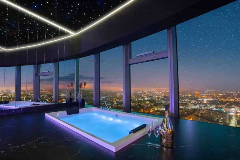 30th Floor Luxury Apartment with Jacuzzi & Sauna - Image 1