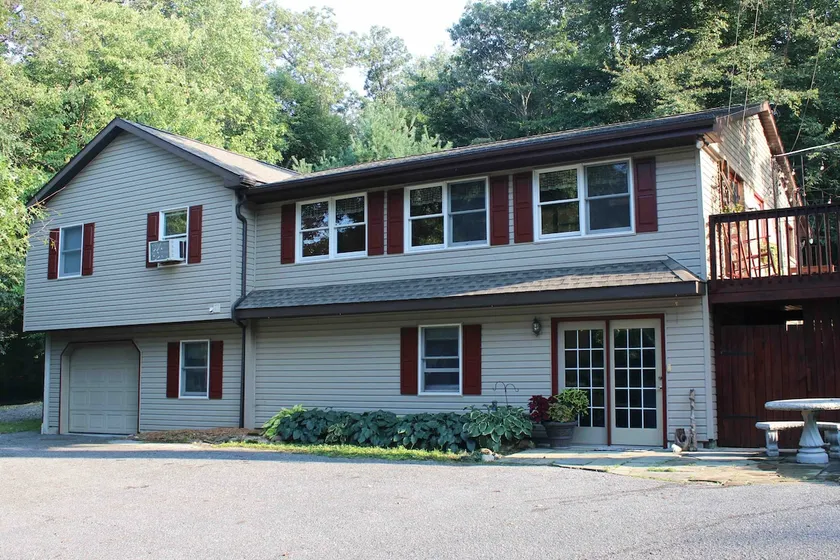Beautiful secluded home in country setting - Image 1