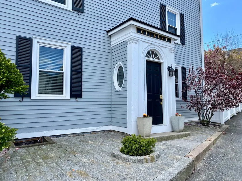 The Gilbert: 1-Bed downtown suite, walk to beach. - Image 1